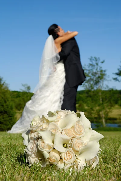 Wedding bouquet and couple — Stock Photo, Image