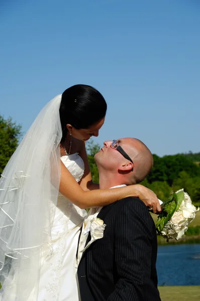 Bräutigam wartet auf einen Kuss — Stockfoto