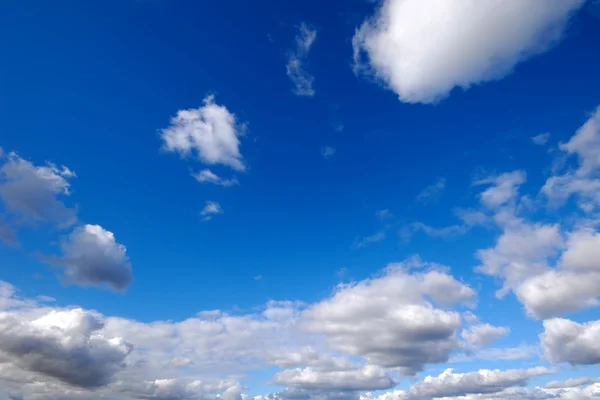 Wolken en blauwe lucht — Stockfoto