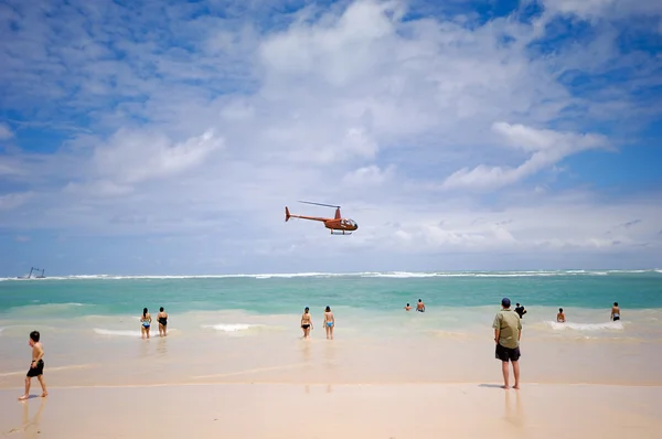 Helikopter in de buurt van strand — Stockfoto