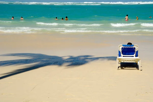 Chaise longue sur la plage — Photo