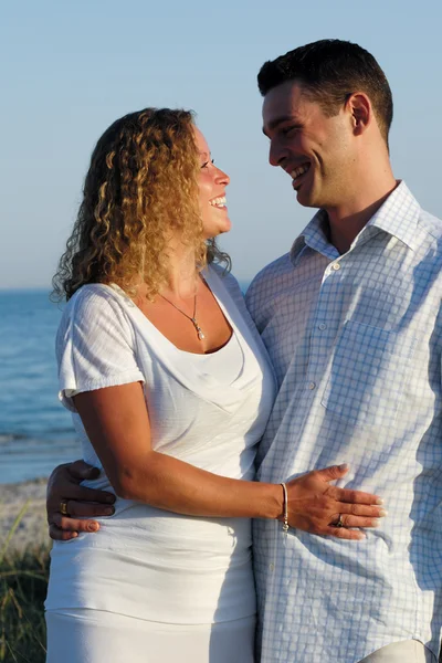 Jovem casal feliz na praia — Fotografia de Stock