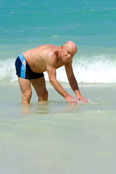 Senior homem na água — Fotografia de Stock