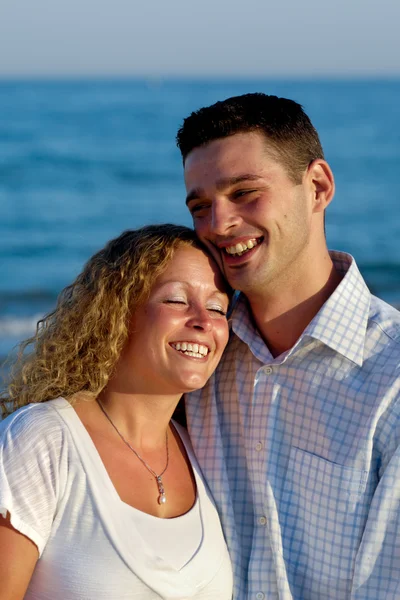 Happy νεαρό ζευγάρι στην παραλία — Φωτογραφία Αρχείου