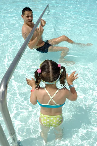 Jugar en la piscina — Foto de Stock