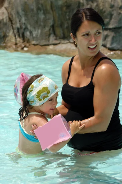 Mulher e criança na piscina — Fotografia de Stock