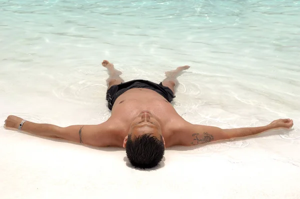 Uomo rilassante in piscina — Foto Stock