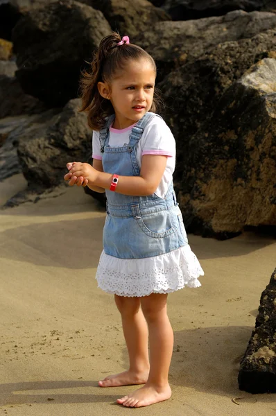 Kind alleen op strand — Stockfoto