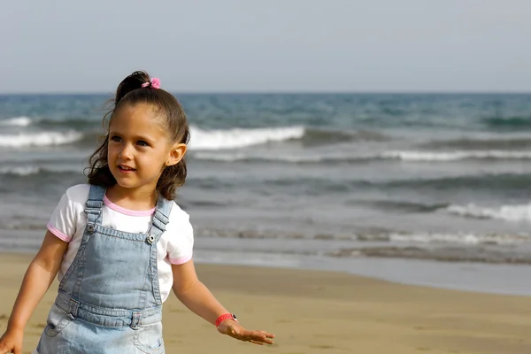 Bambino felice sulla spiaggia — Foto Stock