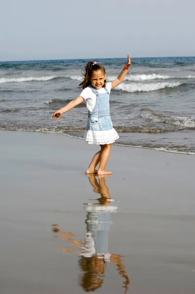 快乐的孩子在海滩上 — 图库照片