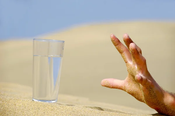 Hand die naar water reikt. — Stockfoto