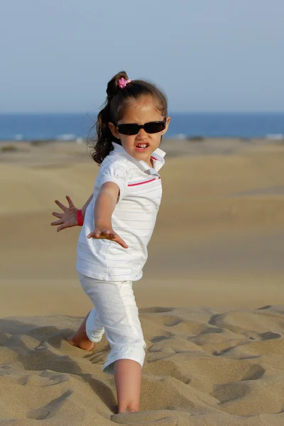 Cooles Kind in der Wüste — Stockfoto