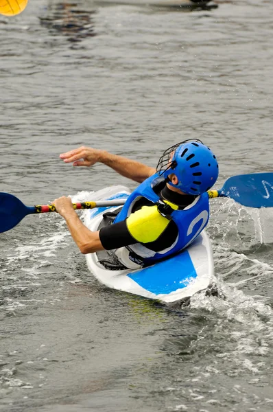 Homme jouant au kayak polo — Photo