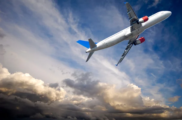 Vliegtuig te ontsnappen donkere donder wolken — Stockfoto