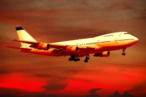 De reis van de lucht - vliegtuig en zonsondergang — Stockfoto
