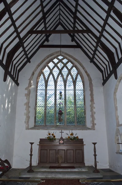 Altar und Fenster der Kirche — Stockfoto