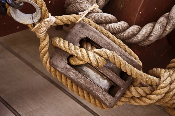 Hessian rope and wooden pulley — Stock Photo, Image