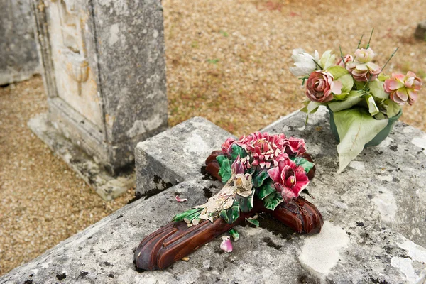 Oude graven op begraafplaats — Stockfoto