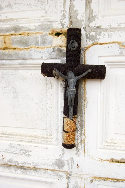 Tomba con vecchia croce — Foto Stock