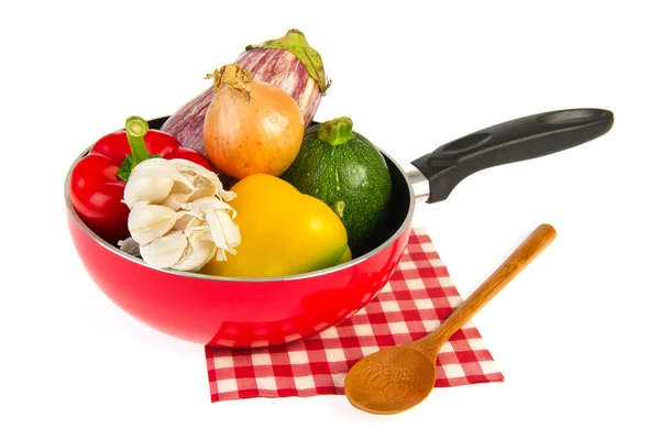 Красная сковородка с овощами рататуй — стоковое фото
