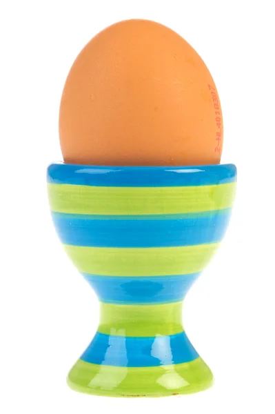 Коричневое яйцо в стакане — стоковое фото