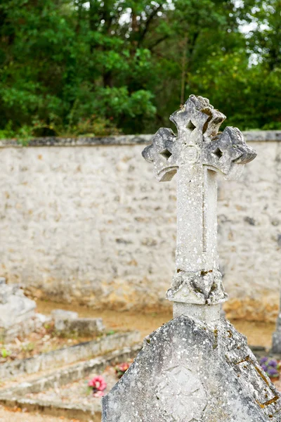 Старый крест на могиле — стоковое фото