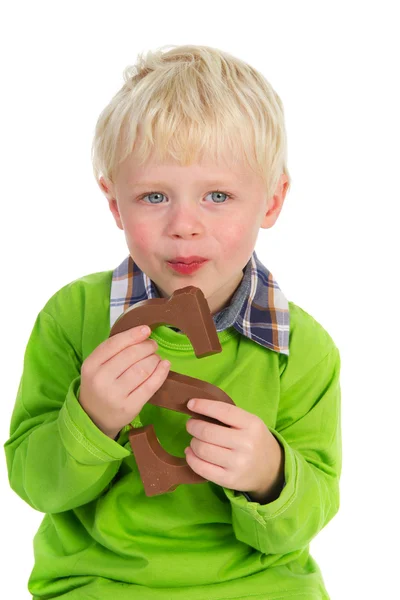 Comer una carta de chocolate — Foto de Stock