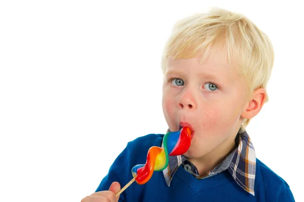 Ritratto di un ragazzino biondo che mangia un lecca lecca — Foto Stock