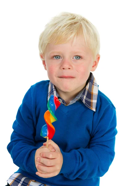 Portret blond chłopiec trochę jedzenia na patyku — Zdjęcie stockowe