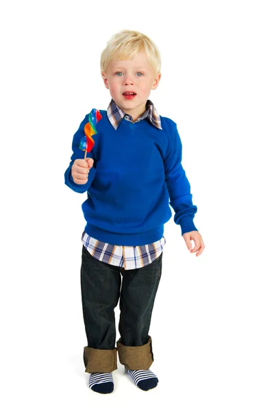 Porträt eines blonden kleinen Jungen, der einen Lolli isst — Stockfoto