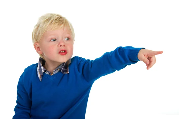 Retrato de um menino loiro apontando — Fotografia de Stock