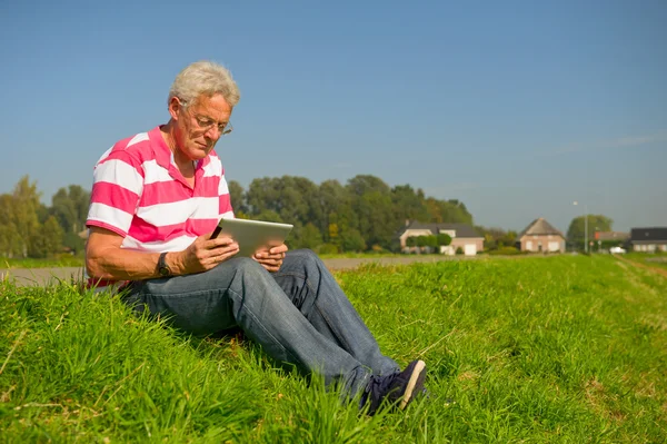Senior med TabletPC utomhus — Stockfoto
