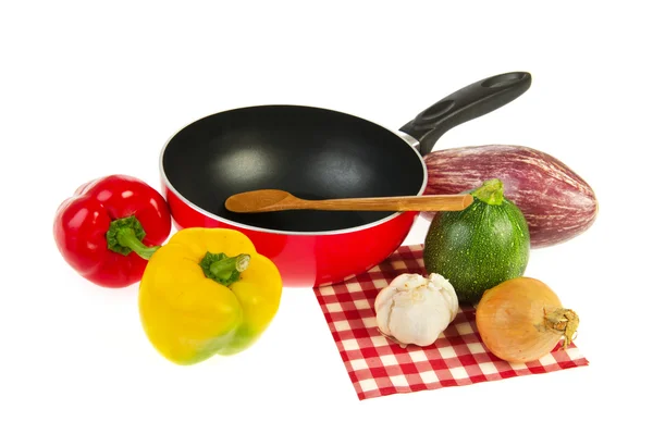 Frigideira vermelha com legumes ratatouille — Fotografia de Stock