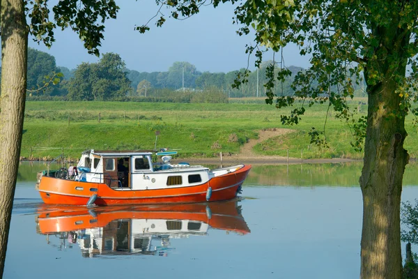 Barco de recreio em água holandesa — Fotografia de Stock