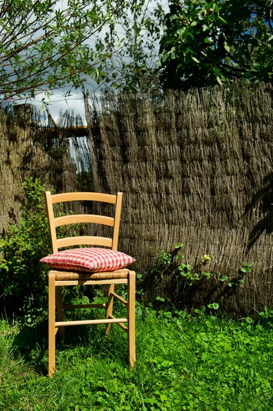 Cadeira no jardim — Fotografia de Stock