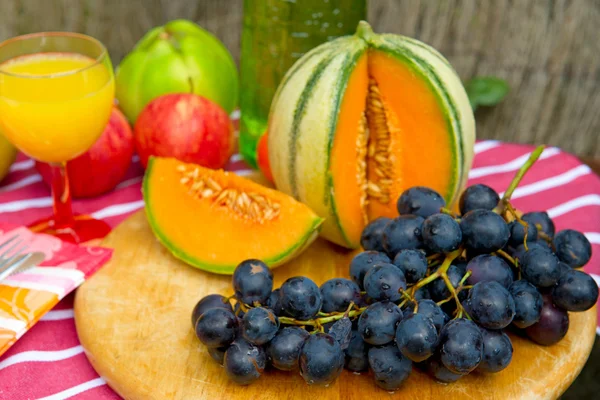 Eszik egészséges gyümölcs — Stock Fotó