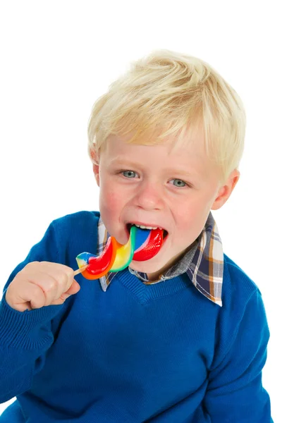 Portrét malý Plavovlasý chlapec jíst lízátko — Stock fotografie