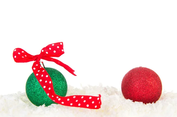 Kerstballen in de sneeuw — Stockfoto