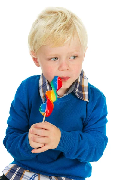 Portrét malý Plavovlasý chlapec jíst lízátko — Stock fotografie