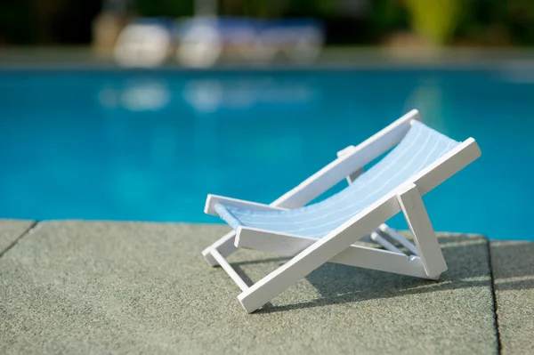 Chaise près de la piscine — Photo