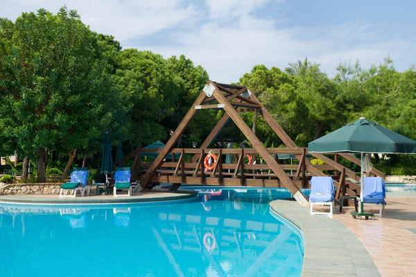 Luxusní venkovní bazén — Stock fotografie