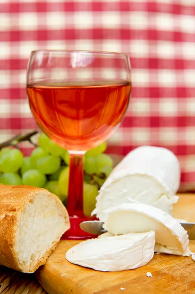 バラのワインのパンとチーズ — ストック写真