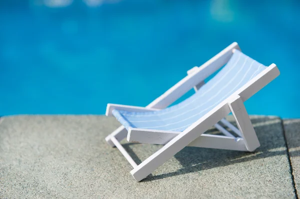 Cadeira perto da piscina — Fotografia de Stock