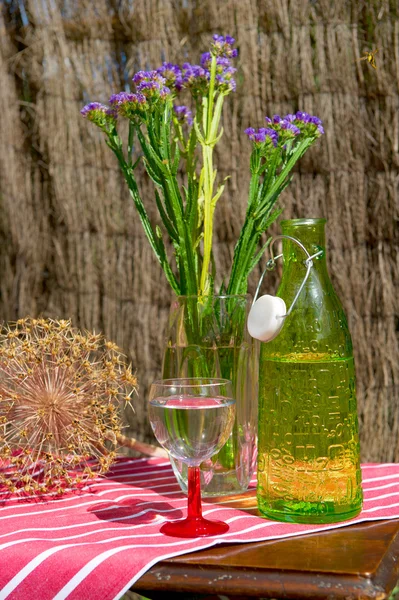 Acqua potabile in bottiglia con vetro — Foto Stock