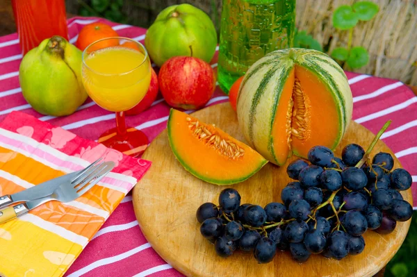 Sağlıklı meyve yeme — Stok fotoğraf