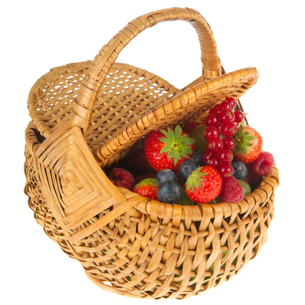 Košík čerstvé měkké lesní ovoce — Stock fotografie