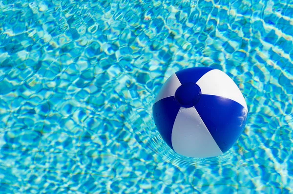 Plážový míč v bazénu — Stock fotografie