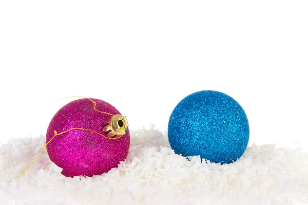 Pembe ve mavi Noel topları karda — Stok fotoğraf