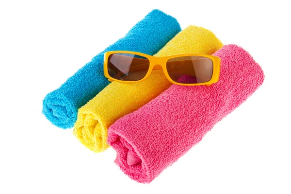 Válcované ručníky sluneční brýle — Stock fotografie