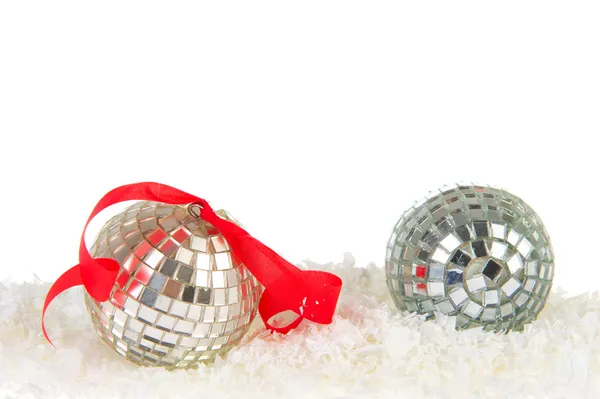 Zilveren kerstballen in sneeuw — Gratis stockfoto